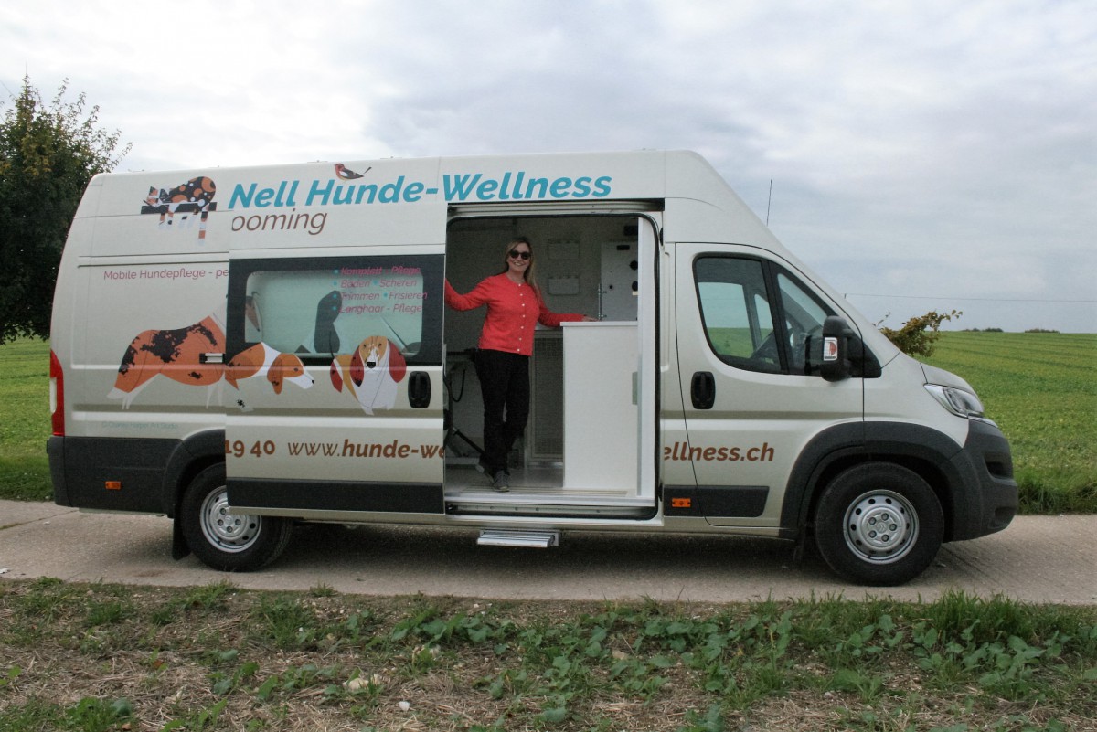 Margaret Irit Nell mit dem mobilen Hundesalon von Nell Hunde-Wellness