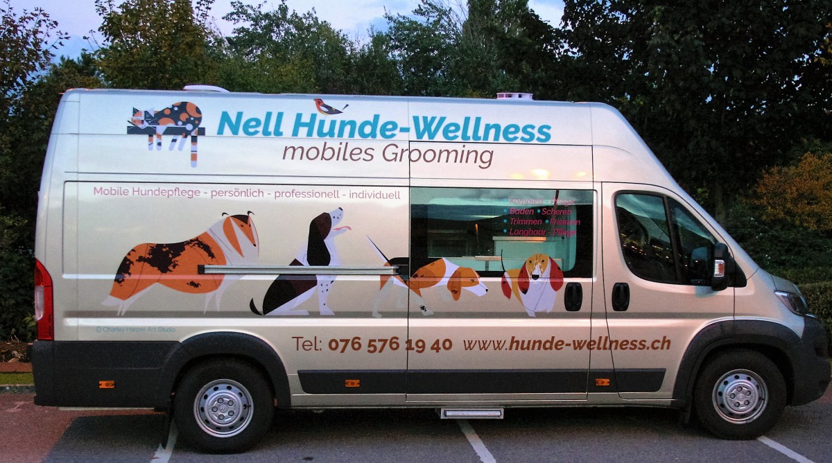 Nell Hunde-Wellness: the Citroën Jumper with Charley Harper's dogs on her sides: You can't miss it.